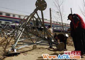 京广线铁塔被风吹倒停运 底座缺88%螺母(组图)