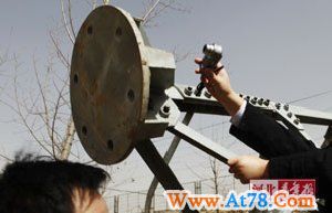 京广线铁塔被风吹倒停运 底座缺88%螺母(组图)