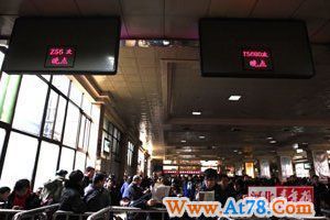 京广线铁塔被风吹倒停运 底座缺88%螺母(组图)