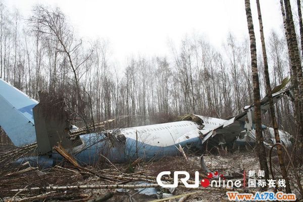 俄罗斯客机迫降时坠毁断成数截 8名机组成员受伤(高清组图)