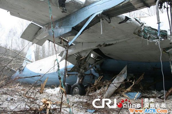 俄罗斯客机迫降时坠毁断成数截 8名机组成员受伤(高清组图)