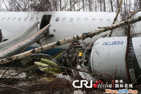 俄罗斯客机迫降时坠毁断成数截 8名机组成员受伤(高清组图)