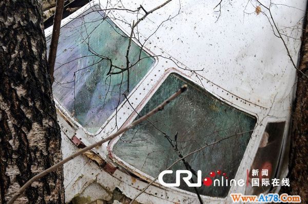 俄罗斯客机迫降时坠毁断成数截 8名机组成员受伤(高清组图)