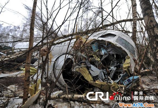 俄罗斯客机迫降时坠毁断成数截 8名机组成员受伤(高清组图)