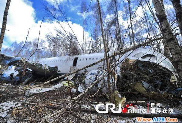 俄罗斯客机迫降时坠毁断成数截 8名机组成员受伤(高清组图)