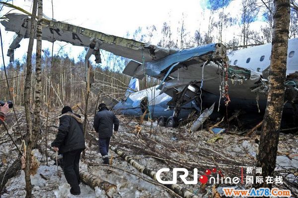 俄罗斯客机迫降时坠毁断成数截 8名机组成员受伤(高清组图)