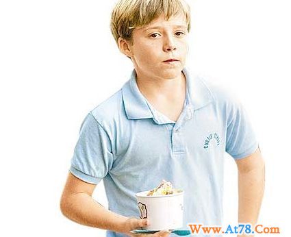 皮特朱莉炫耀8岁天才儿 通四国语言智商高