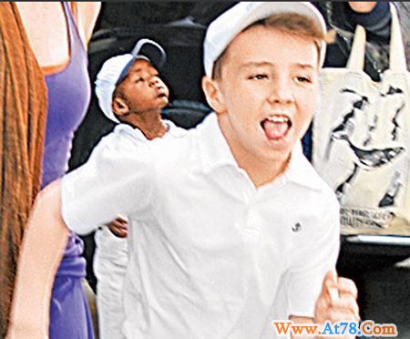 皮特朱莉炫耀8岁天才儿 通四国语言智商高