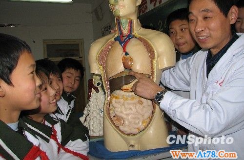 图：山东博兴县小学生学习“结核病防治知识”