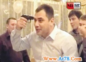 俄小伙婚礼玩生死轮盘 不幸打爆自己头(组图)