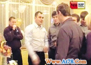 俄小伙婚礼玩生死轮盘 不幸打爆自己头(组图)