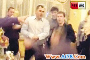 俄小伙婚礼玩生死轮盘 不幸打爆自己头(组图)