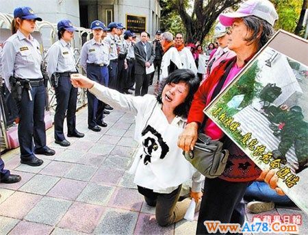 台军士兵靶场中枪身亡判自杀 其母跪求真相(图)