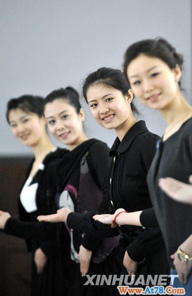 山东：世博会礼仪人员参训