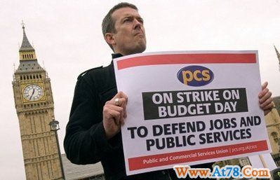 英国公务员举行24小时罢工 街头示威河上巡游(图)