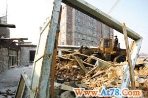 乌鲁木齐市水磨沟区拆除违章建筑(图)