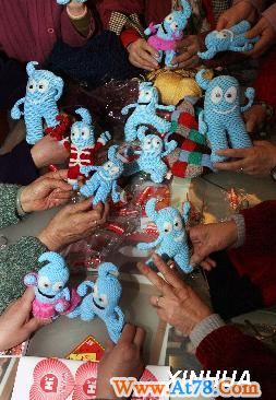 “爱心奶奶”编织温暖世博 （3）(图)