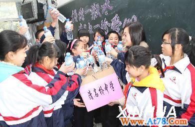#为灾区捐水献爱心（4）(图)