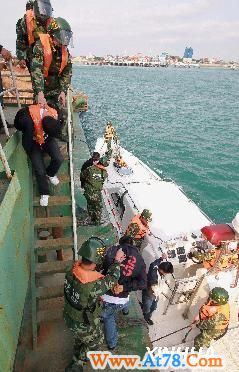 #福建海警举行海上反抢劫演练（4）(图)