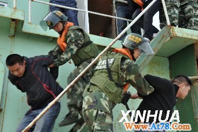 #福建海警举行海上反抢劫演练（3）(图)