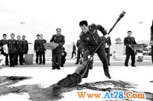 军旅书画家 70斤巨笔写下百米长幅(图)