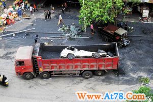 大货车压扁救护车(图)