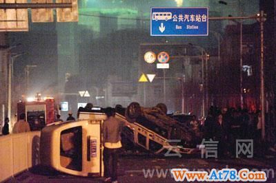 昆明发生城管与小贩冲突事件 多辆执法车被掀翻