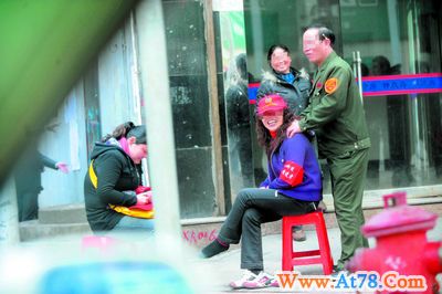 治安巡逻员原地闲聊文明使者举止不文明