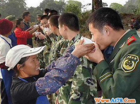 武警百色市边防支队官兵为群众送水保苗