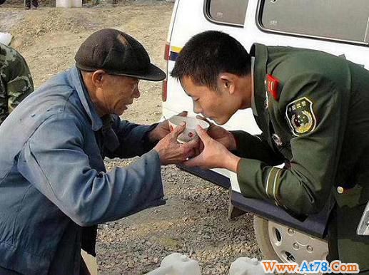 武警百色市边防支队官兵为群众送水保苗