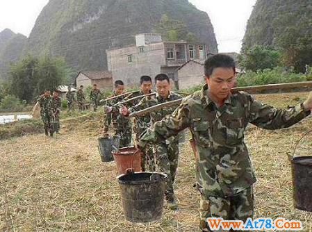 武警百色市边防支队官兵为群众送水保苗