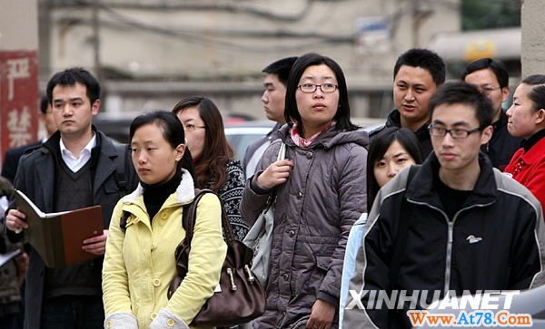 近6万考生参加2010年上海市公务员考试