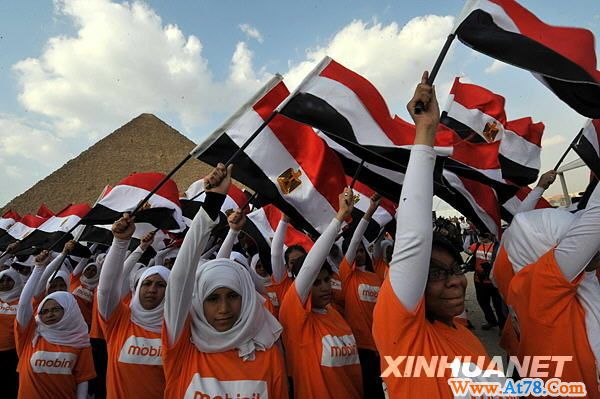 4550名儿童金字塔前挥旗创吉尼斯世界纪录