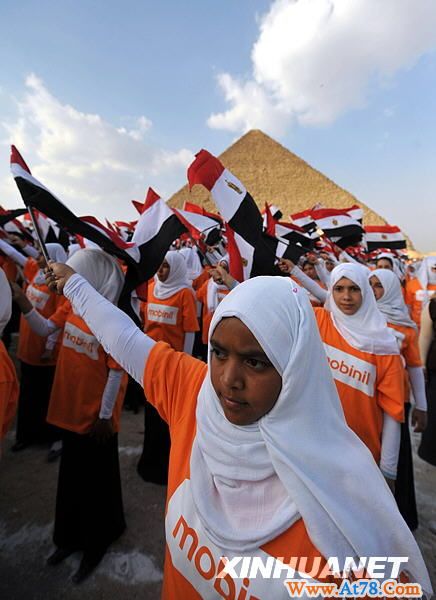 4550名儿童金字塔前挥旗创吉尼斯世界纪录