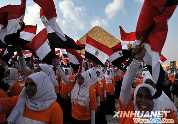 4550名儿童金字塔前挥旗创吉尼斯世界纪录