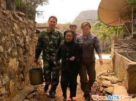 组图：武警百色市边防支队抗旱保民生 (2)