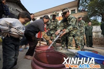 广西消防官兵全力抗旱（3）(图)