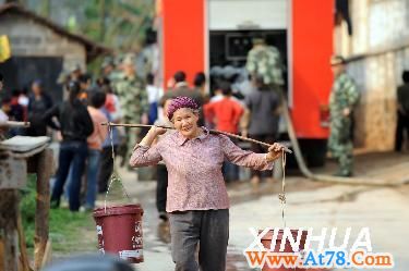 广西消防官兵全力抗旱（5）(图)