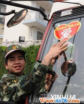 广西消防官兵全力抗旱（4）(图)