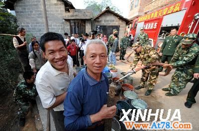 广西消防官兵全力抗旱（6）(图)