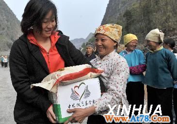 广西：爱心物资送灾区（2）(图)