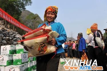 广西：爱心物资送灾区（3）(图)