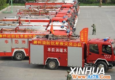 广西消防官兵全力抗旱（2）(图)