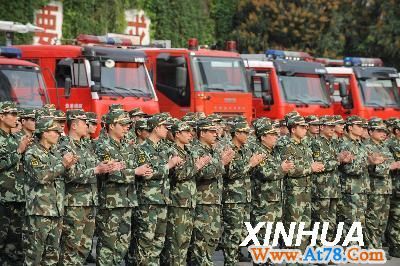 广西消防官兵全力抗旱（1）(图)