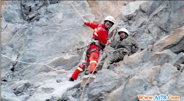 民工被困绝壁 消防三小时生死营救(图)
