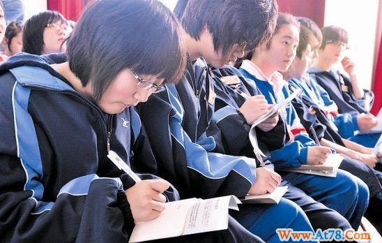 成长从感受浩瀚新闻史开始(图)