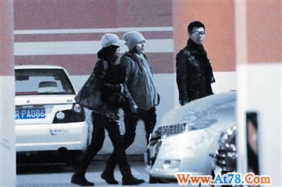 图文：袁泉预产期临近仍挺大肚逛街  夏雨作陪