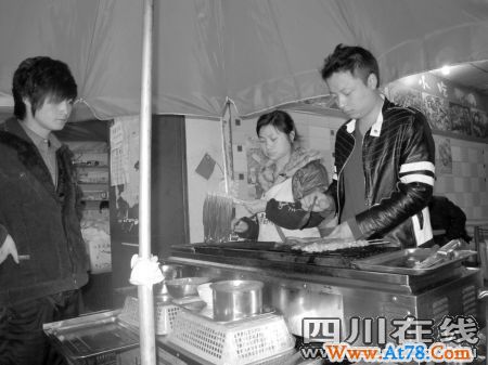 音乐系“烧烤王子”八千元创业 如今月入上万(图)