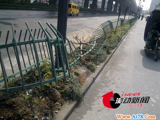 公交车撞完出租车后撞向路边小吃摊(组图)