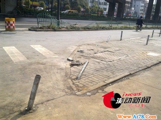 公交车撞完出租车后撞向路边小吃摊(组图)